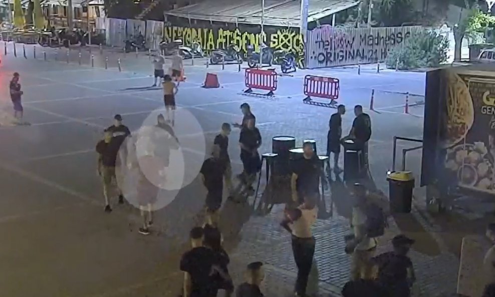Snimka nadzorne kamere koju je izuzela grčka policija, na kojoj se osumnjičeni Dellios nalazi pored Katsourisa