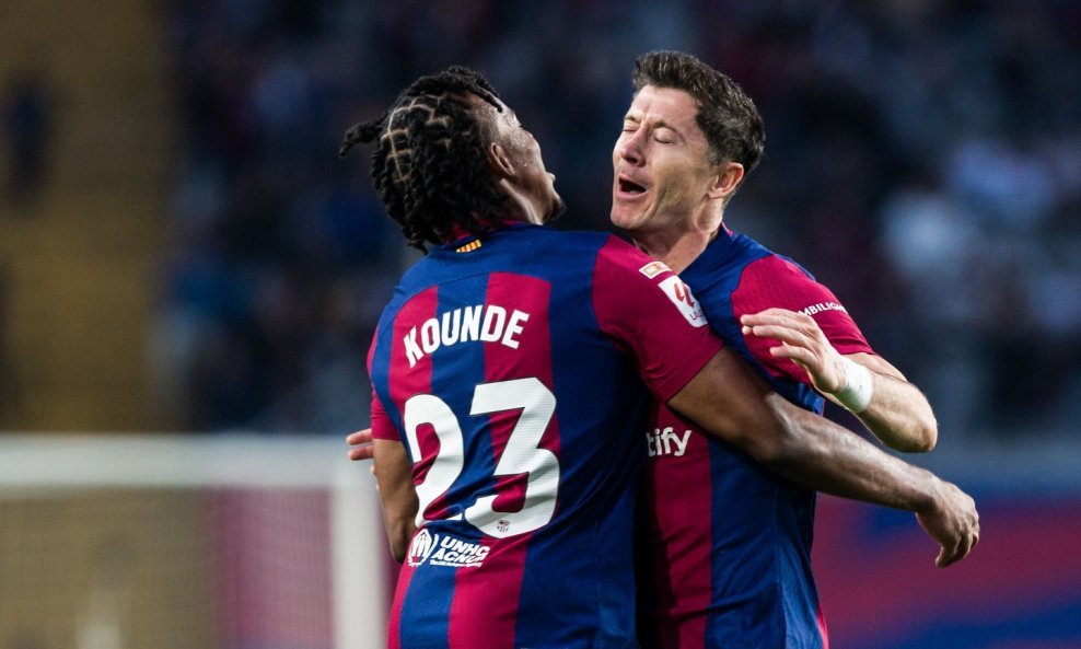 Robert Lewandowski i Jules Kounde