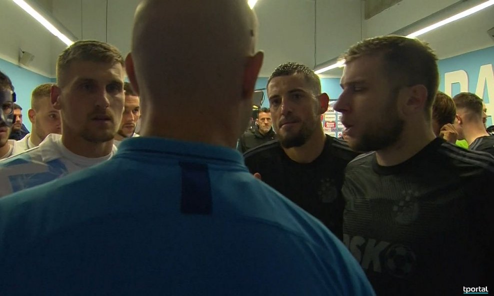 Sudac utakmice 15. kola SuperSport HNL-a Rijeka - Dinamo u tunelu Rujevice je 'postrojio' igrače prije početka drugog poluvremena, 12.11.2023.