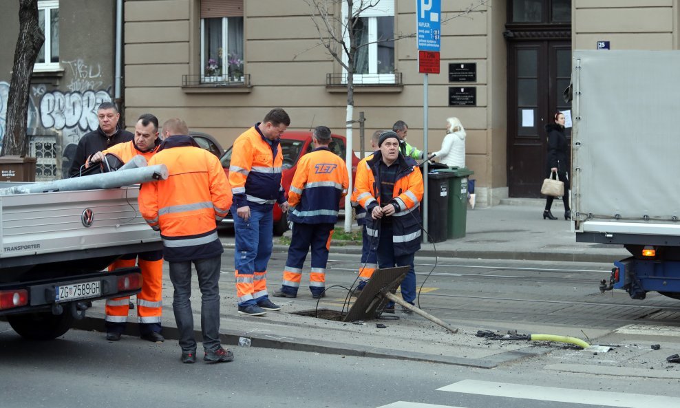 Automobilom uništio cijelu tramvajsku stanicu u Branimirovoj ulici