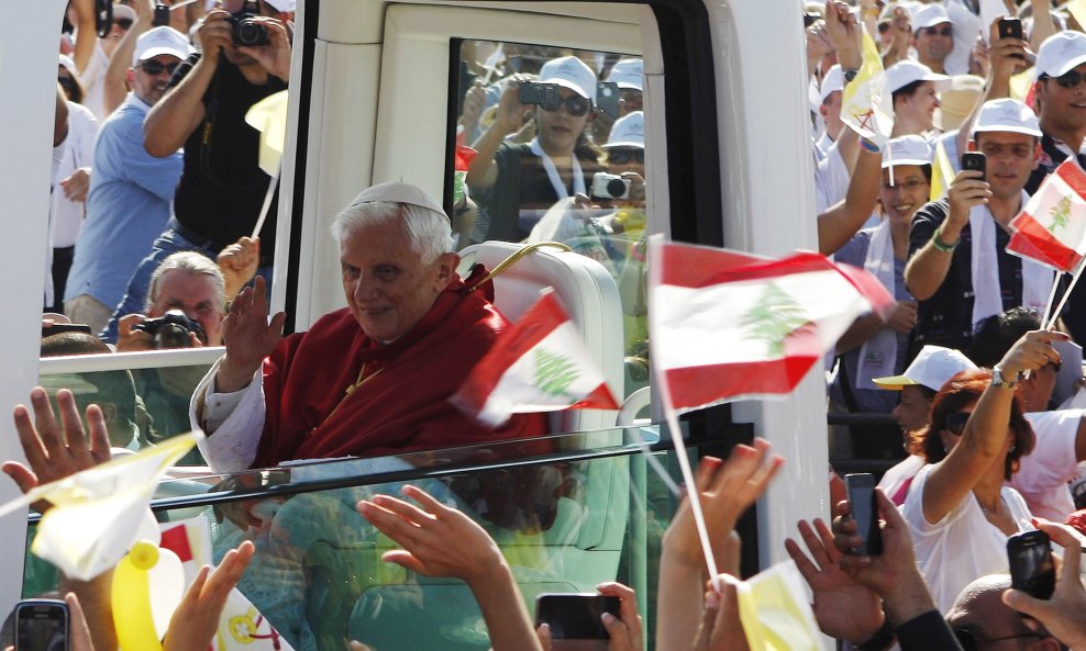 2012-09-16T102110Z_2101808149_GM1E89G1EX401_RTRMADP_3_POPE-LEBANON