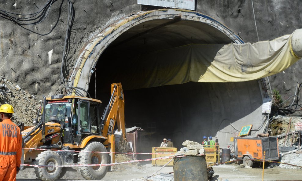 Zatrpani radnici u tunelu na autocesti u Indiji