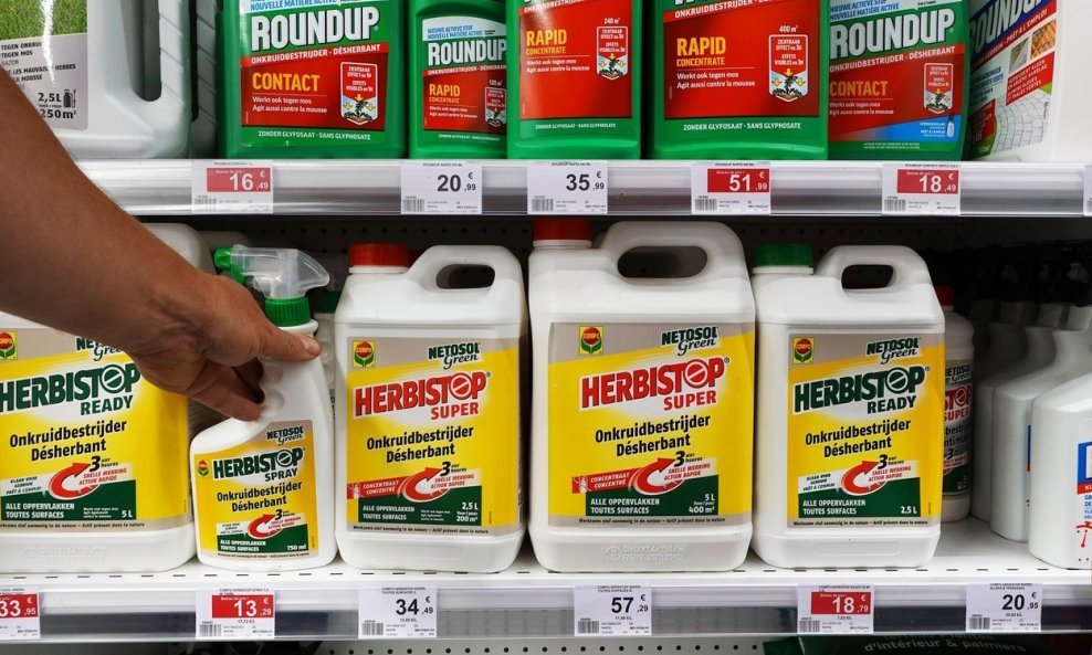 Herbicid Roundup na policama poljoprivrednih ljekarni (ilustracija)
