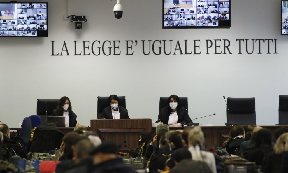 Suđenje mafijašima 'Ndranghete (ilustracija)