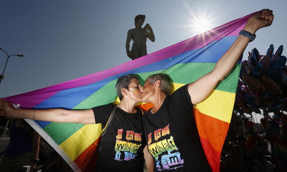 lezbijke gay istospolni par