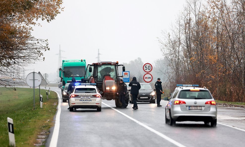 Prosvjed seljaka kod graničnog prijelaza Županja-Orašje