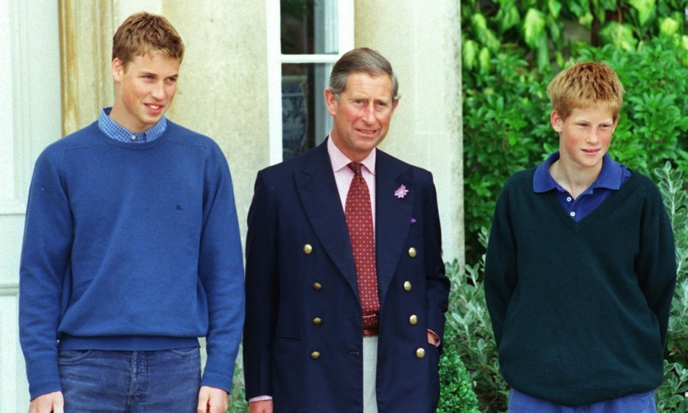 Kralj Charles sa sinovima Williamom i Harryjem