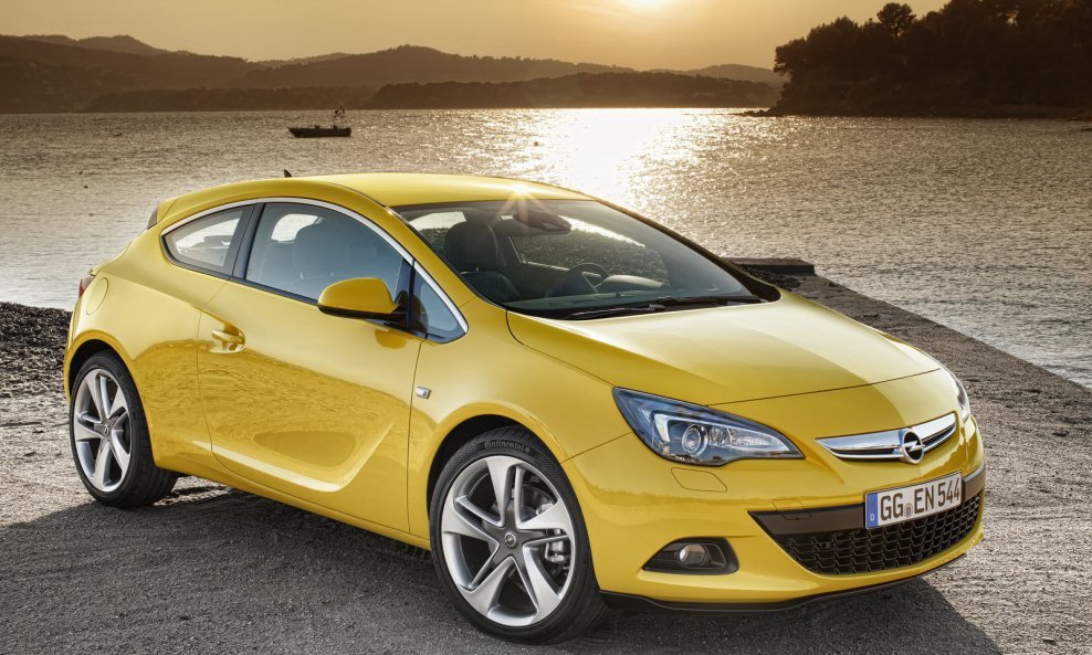 Opel-Astra-GTC-270525