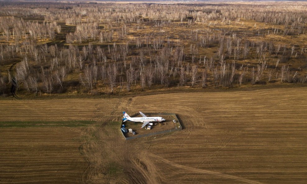 Zrakoplov Ural Airlinesa na polju