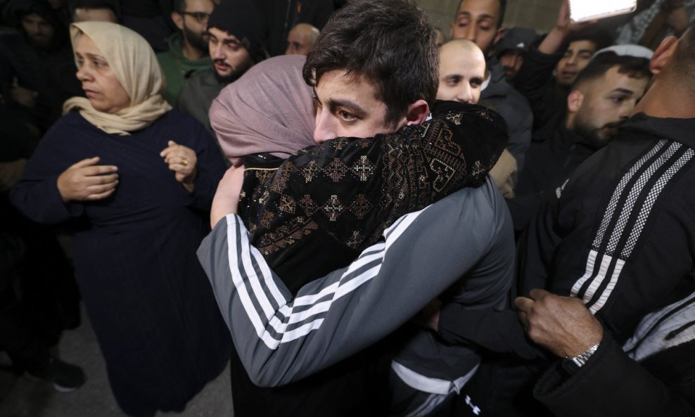 Oslobođeni Khalil Zama' (17) grli svoju majku