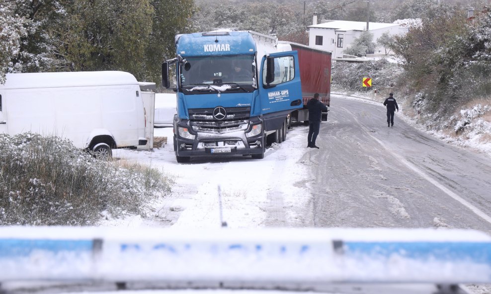 Klis: Policija regulira otežani promet zbog snijega, bure i poledice