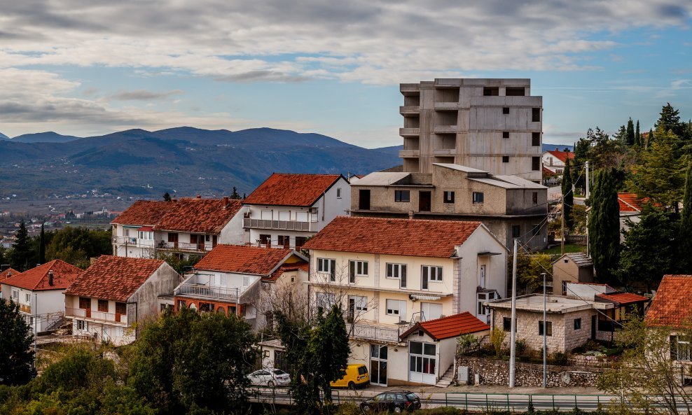 U centru Imotskog nedaleko Plavog jezera niknula je zgrada