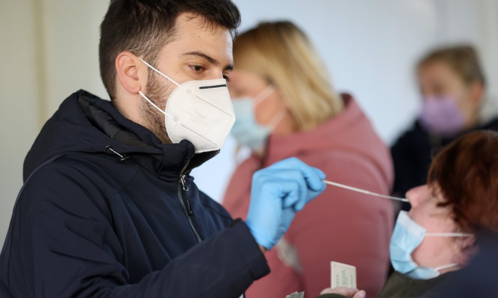 Redovi za testiranje na hripavac u Zagrebu