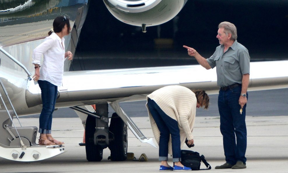 Harrison Ford sa suprugom Calistom Flockhart kraj zrakoplova Han Solo