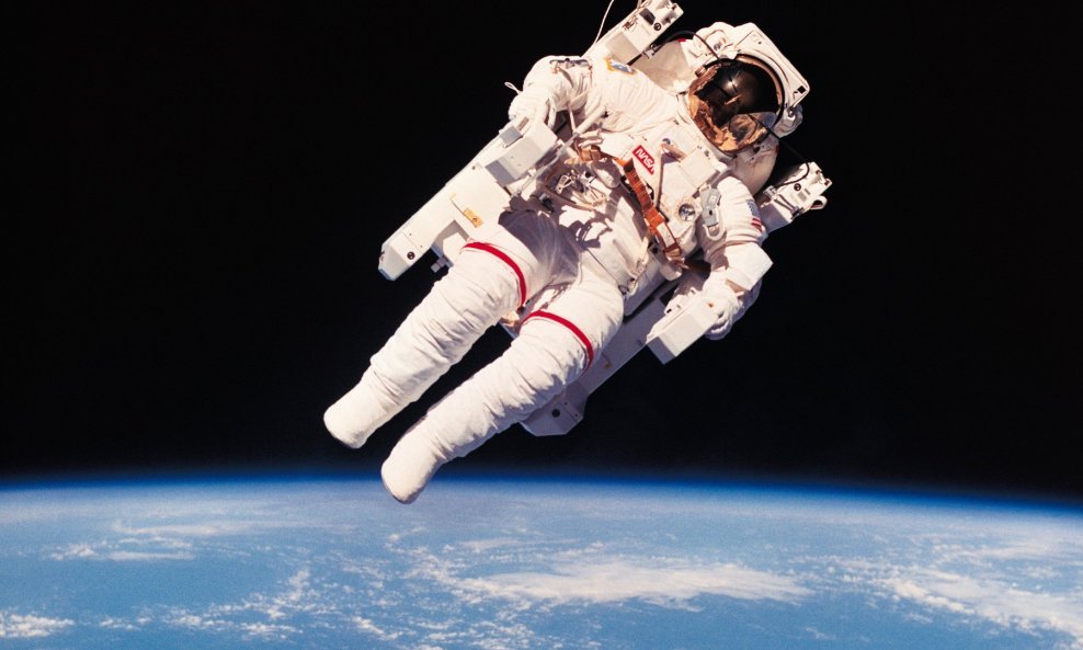 Bruce Mccandless II lebdi nevezan, daleko od svemirskog šatla