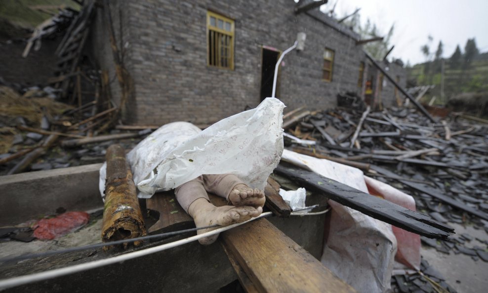 2010-05-06T101649Z_01_PEK31_RTRIDSP_3_CHINA-TORNADO