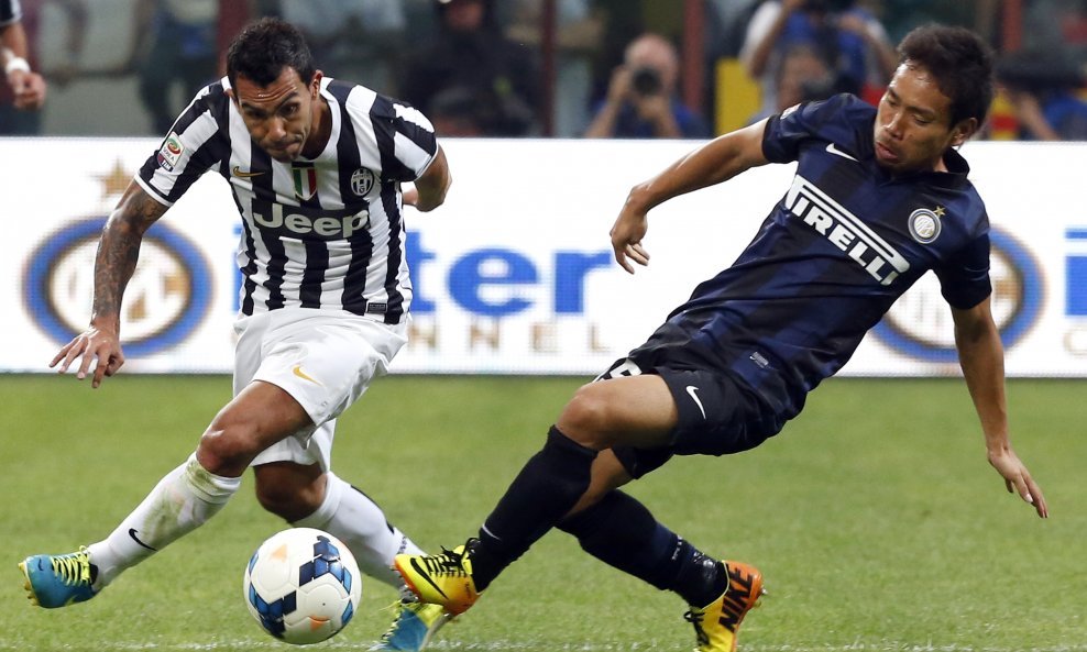 Yuto Nagatomo i Carlos Tevez