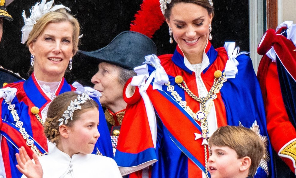 Kate Middleton s princezom Charlotte i princom Louisom
