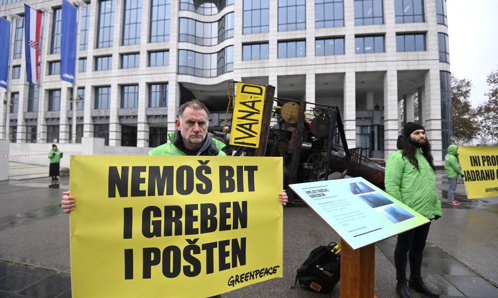 Performans Greenpeacea ispred zgrade INA-e u Zagrebu