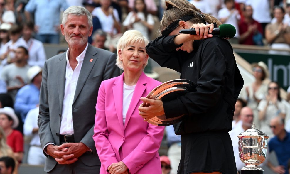 Chris Evert (u sredini) i poražena finalistica Roland Garrosa, Čehinja Karolina Muchova