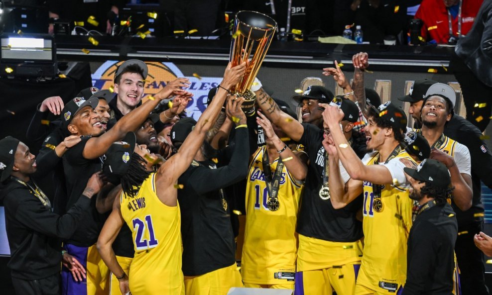 NBA Cup: Košarkaši LA Lakersa s osvojenim trofejom