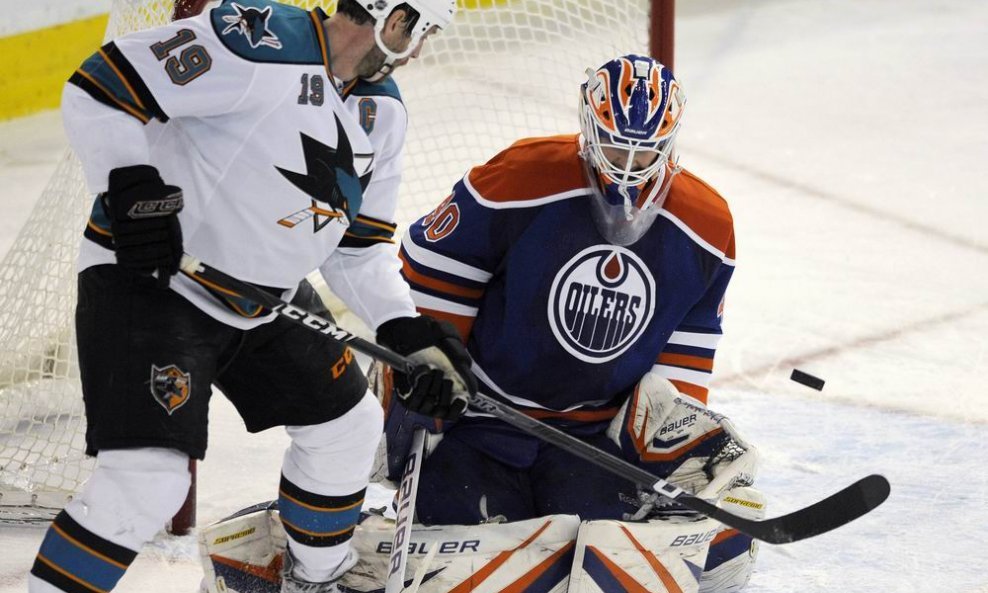 Joe Thornton (San Jose Shark) i Devan Dubnyk (Edmonton Oilers)