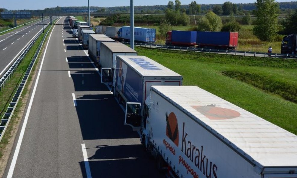 Srbijanski prijevoznici blokirali granični prijelaz Bajakovo (4)