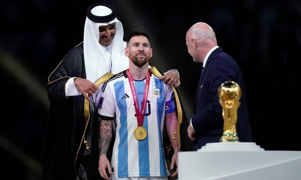 Messi s plaštom i peharom