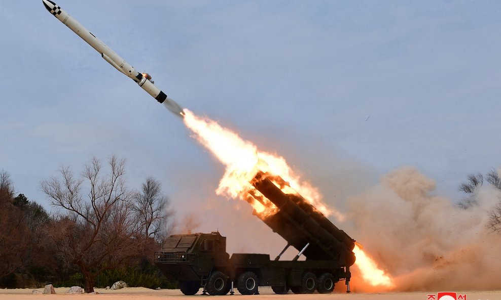Sjeverna Koreja testirala raketu s vježbovnom nuklearnom bojnom glavom
