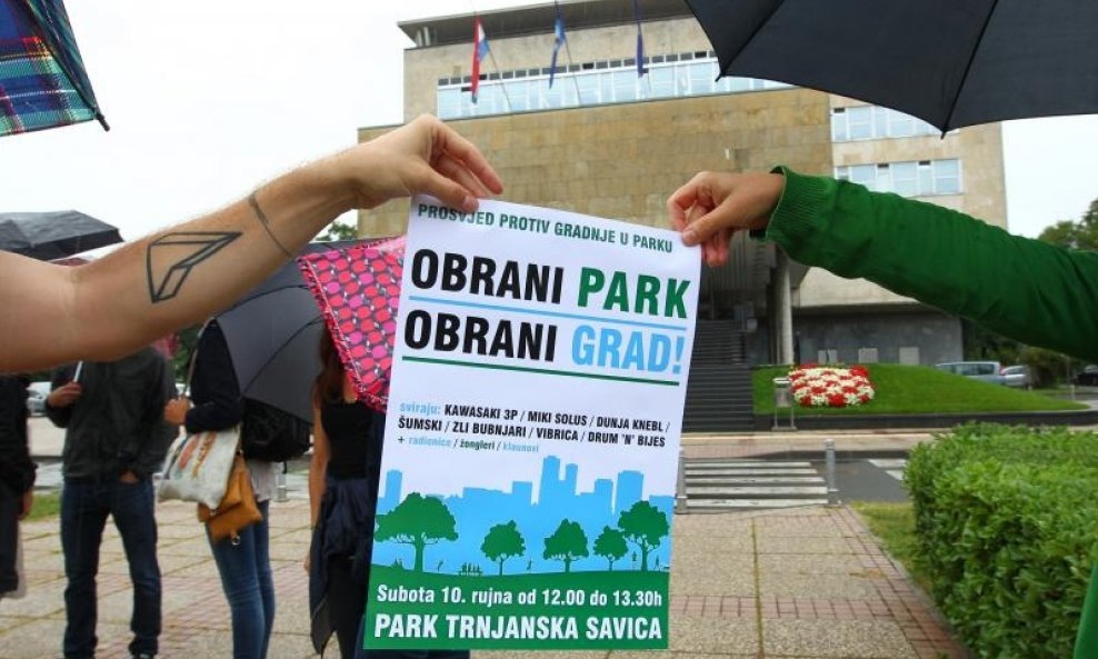 Pred Gradskom upravom prosvjedovali protiv gradnje u parku (4)