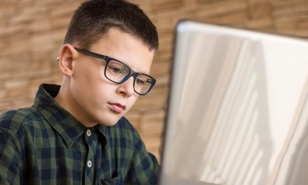 dječak naočale računalo laptop