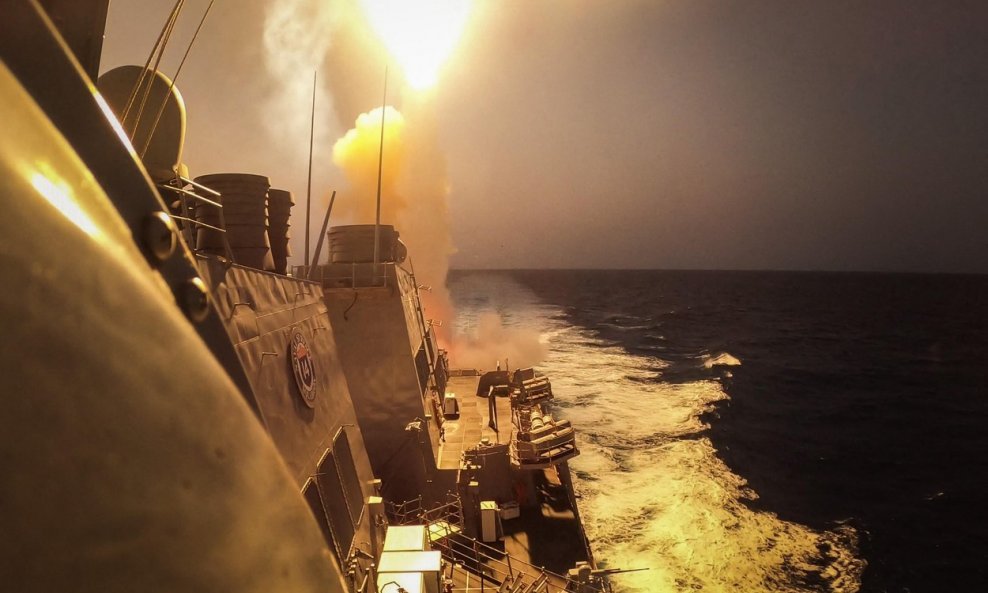 Fotografija nastala 19. listopada 2023. prikazuje razarač s vođenim projektilima klase Arleigh Burke USS Carney (DDG 64), koji ispaljuje standardnu raketu (SM) 2 kako bi uništio kombinaciju hutijskih projektila i bespilotnih letjelica u Crvenom moru