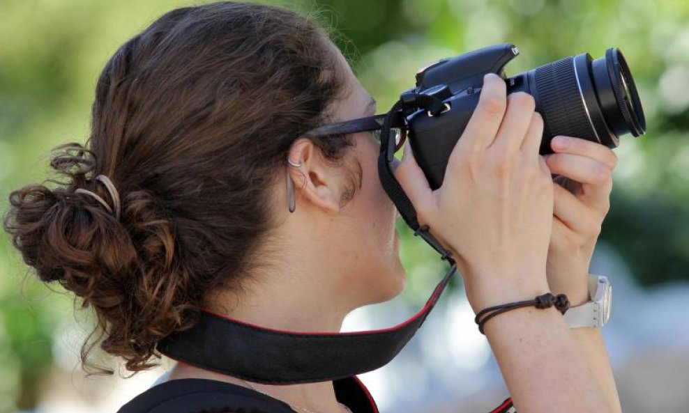 žena drži fotoaparat