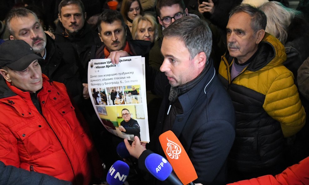 Jedan od oporbenih vođa Miroslav Aleksić pokazuje primjere fotografiranja na glasačkom mjestu