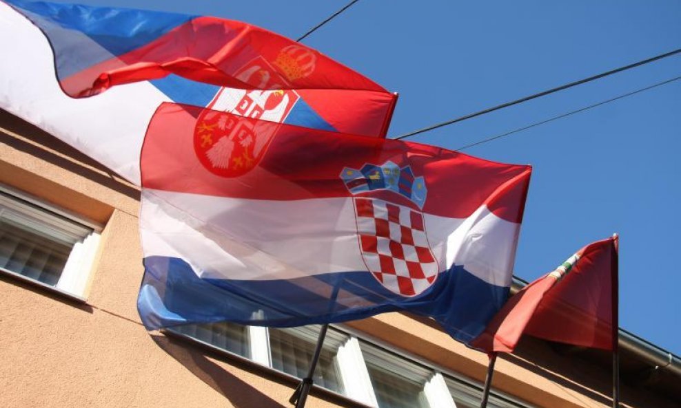 hrvatska zastava i srpska zastava