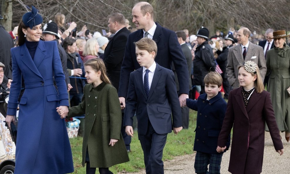 Kate Middleton, princeza Charlotte, princ William, princ George, princ Louis i Mia Tindall
