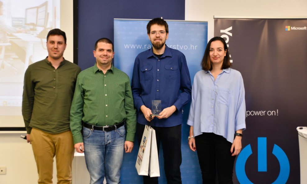 Pobjednik Imagine Cup natjecanja Matija Srbić (treći slijeva) sa članovima žirija u hrvatskom finalu