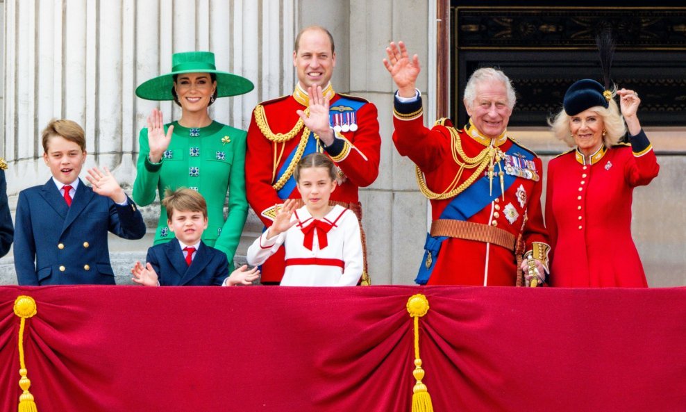 Princ William, Kate Middleton, prinčevi George i Louis, princeza Charlotte, kralj Charles i kraljica Camilla