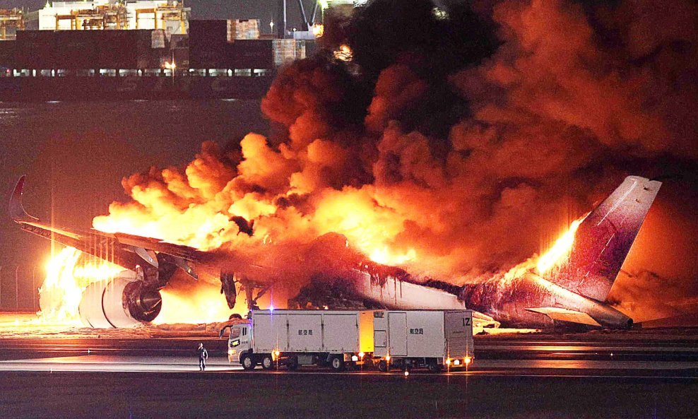 Avion Airbus A350 gori na pisti tokijske zračne luke Haneda