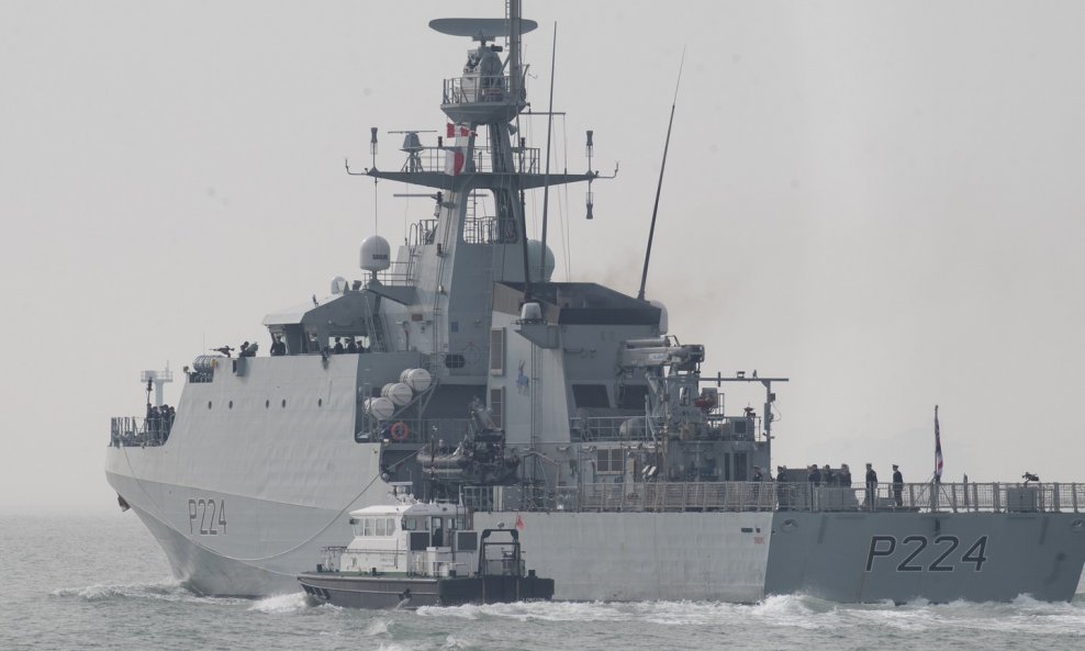 HMS Trent isplovljava iz luke Portsmouth