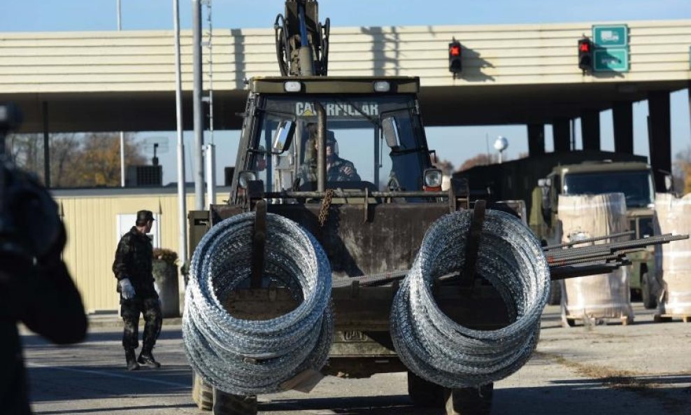 Slovenija se priprema za dolazak izbjeglica postavljanjem bodljikave žice (1)