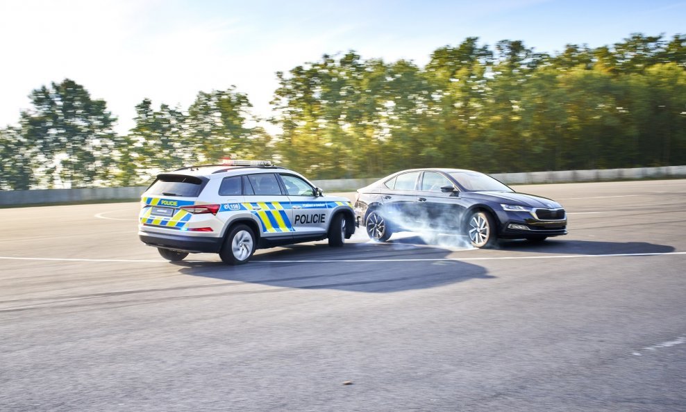 PIT manevar se sastoji od policijskog automobila koji gurne progonjeno vozilo iza stražnjeg kotača tako da se auto okrene i zaustavi