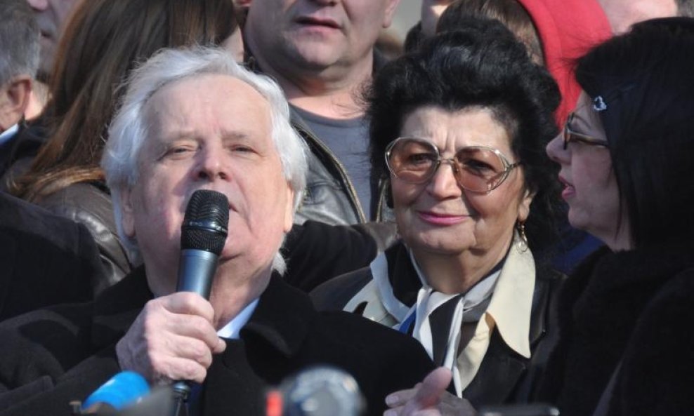 Abdić okružen pristašama