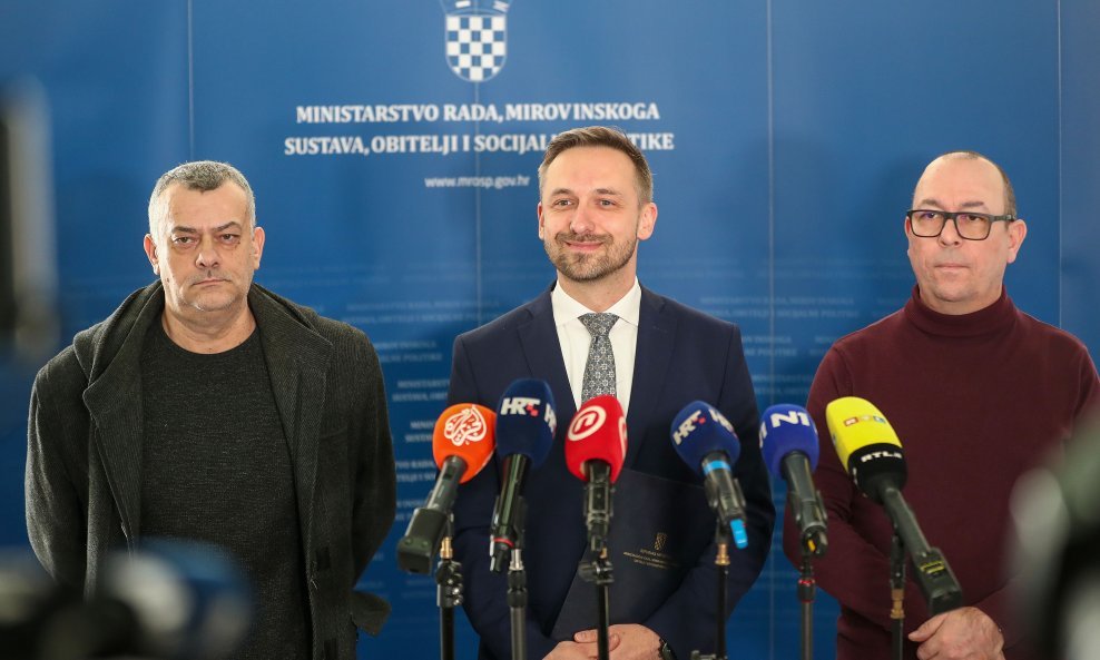 Ministar Marin Piletić u sredini i predsjednik Nezavisnog sindikata djelatnika MUP-a Zdravko Lončar i predsjednik Sindikata policije Hrvatske Dubravko Jagić