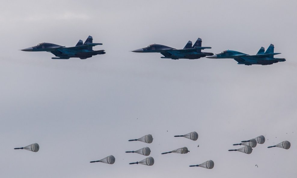 Suhoj 34 bombarderi s klizećim bombama
