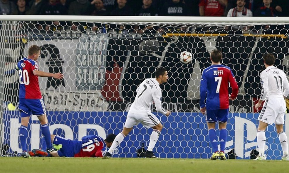 Ronaldo zabija Baselu
