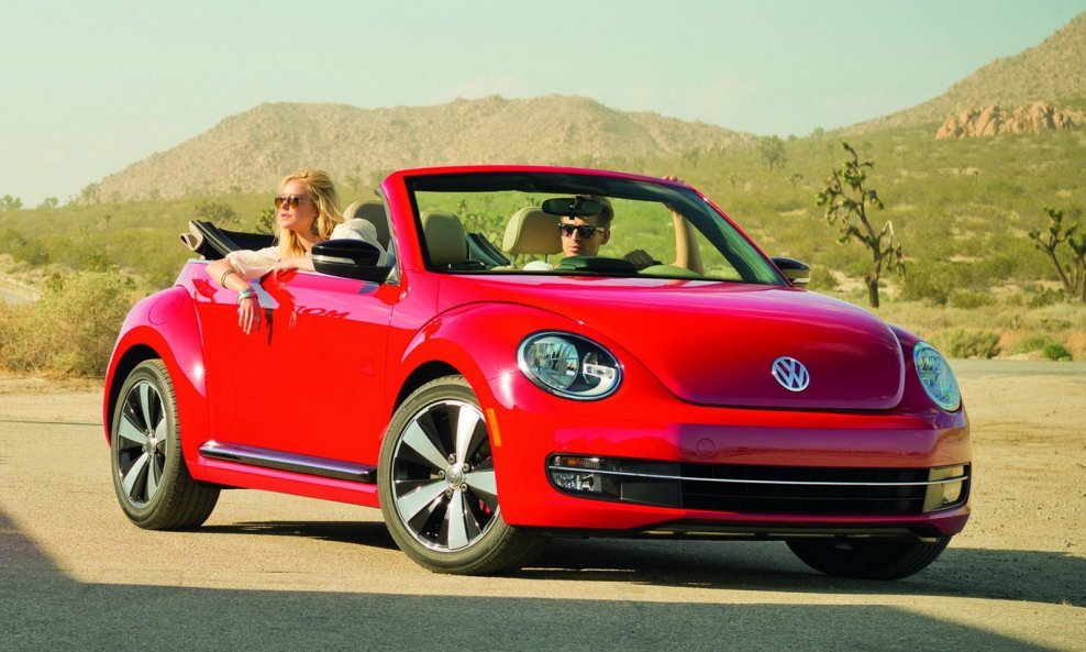 2013-Volkswagen-Beetle-Cabriolet-11[2]