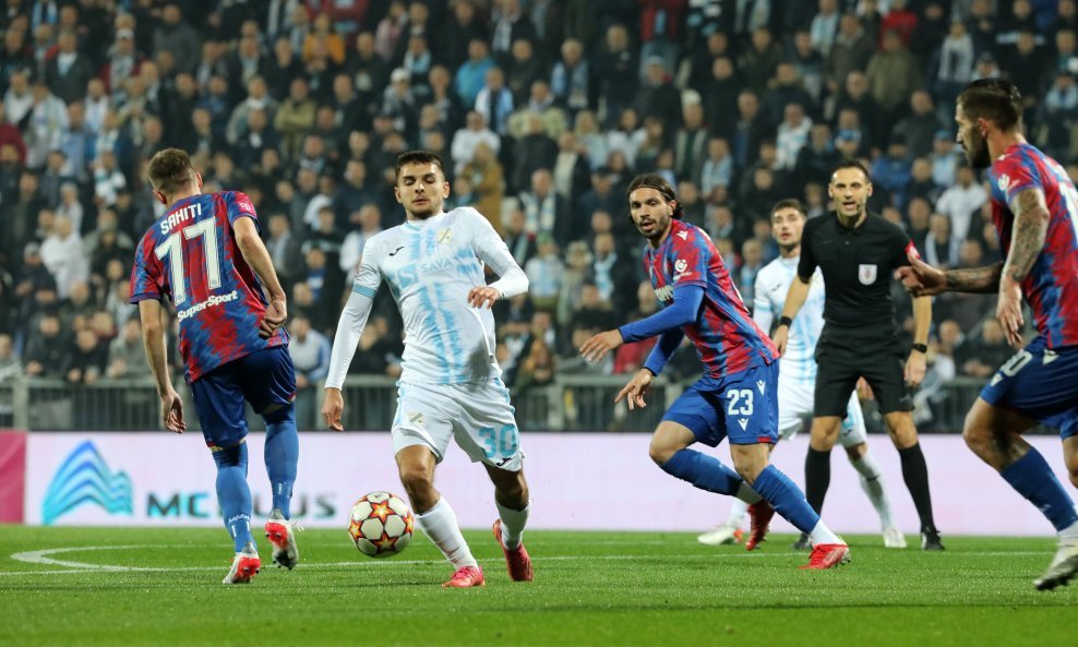 Lindon Selahi (između igrača Hajduka)