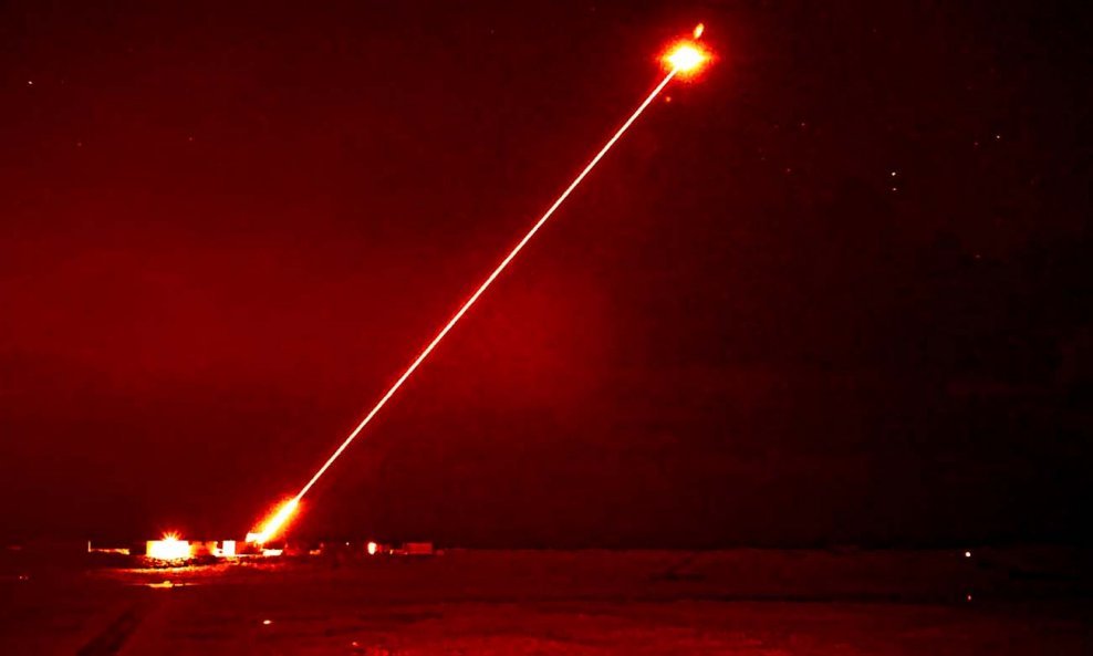 Noćna snimka lasera Dragonfire