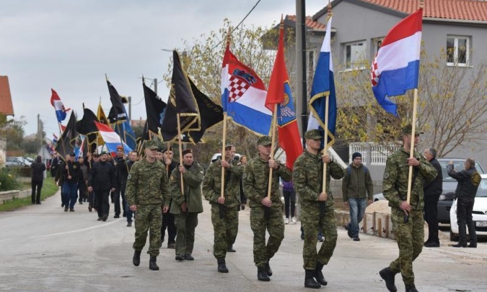 Paljenjem svijeća i polaganjem vijenaca u Škabrnji obilježena 25. godišnjica stradavanja u ratu (2)